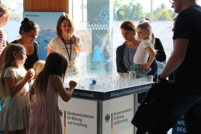 Besucherinnen und Besucher beim Tag der offenen Tür im Bundesministerium für Bildung und Forschung 2017