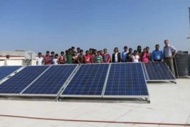 Im Pilotprojekt “Solar powered Schools” wurden Photovoltaikanlagen auf den Dächern von drei Sekundarschulen der Stadt Hyderabad installiert. Die Anlagen sollen einen Großteil des Energiebedarfs der Einrichtungen decken und können beispielsweise Stromausfälle vermieden, die sich durch den steigenden Energiebedarf häufen. Die PV-Anlagen wurden im Rahmen des indisch-deutschen Projekts “Sustainable Hyderabad” (www.sustainable-hyderabad.de) cofinanziert.&nbsp;Deutsche Projektpartner sind das Nexus Institute, die Humboldt Universität Berlin und die Entwickler der PV-Anlage, Steinbeis GmbH.Sustainable Hyderabad untersucht am Beispiel der Millionenstadt, welche Strategien im Umgang mit den Folgen des Klimawandels bestehen und wie Institutionen die Anpassung an diese Effekte und eine mögliche Abmilderung fördern können. Extremwetterereignisse und der stetig steigende Energieverbrauch machen den Klimawandel für die Bevölkerung von Hyderabad (Indien) zur alltäglichen Herausforderung. Das Projekt ist Teil des BMBF-Förderschwerpunkts „Forschung für die nachhaltige Entwicklung der Megastädte von morgen”. Dabei wird in urbanen Agglomerationen an der Schwelle zur Megastadt modellhaft versucht, städtisches Wachstum im Sinne der Nachhaltigkeit zu steuern. Das Hauptaugenmerk des Förderschwerpunktes liegt darauf, technische, und nicht-technische Innovationen für die energie- und klimaeffiziente Gestaltung von Städten zu entwickeln.