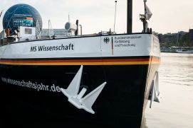 Die MS Wissenschaft im Anstrich des Forschungsschiffs SONNE