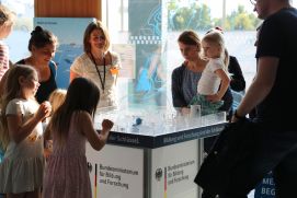 Besucherinnen und Besucher beim Tag der offenen T&uuml;r im Bundesministerium f&uuml;r Bildung und Forschung 2017.