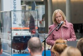 Bundesministerin Johanna Wanka eröffnet die Ausstellung "Meer der Erkenntnis" im Paul-Löbe-Haus.