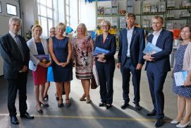 GEOMAR-Verwaltungsdirektor Michael Wagner (li.), Prof. Dr. Karen Wiltshire (4.v.li), Prof. Dr. Ute Hentschel Humeida (5. v. li.), Prof. Dr. Martin Visbeck (3. v. re.) und Prof. Dr. Katja Matthes (re.) begr&uuml;&szlig;en Bundesministerin Anja Karliczek (4. v. re.), den Schleswig-Holsteinischen Ministerpr&auml;sidenten Daniel G&uuml;nther (2. v. re.) und die schleswig-holsteinische Wissenschaftsministerin Karin Prien (2. v. li.) mit ihrer Staatssekret&auml;rin Dorit Stenke (3. v. li.) am GEOMAR.