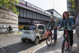 Bike- und Carsharing im urbanen Raum mit Möglichkeit zur Verknüpfung mit dem öffentlichen Verkehr. Berlin, 2015.