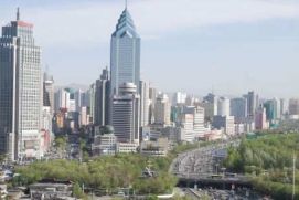 In der Stadt Urumqi, China, wurde das ehemalige Flussbett des Urumqiflusses zu einer Stadtautobahn umgebaut.