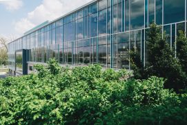 Universit&auml;tsgeb&auml;ude mit Glasfront in gr&uuml;ner Umgebung