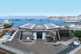 Das Geb&auml;ude des Ocean Science Centre Mindelo liegt direkt am Meer.