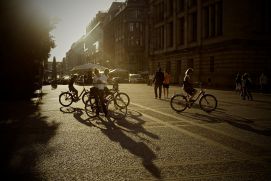 Fu&szlig;g&auml;nger und Radfahrer auf einem Platz in der Stadt