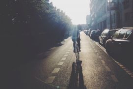 Fahrradfahrer im Morgenlicht