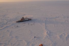 Eisbrecher POLARSTERN im Eis