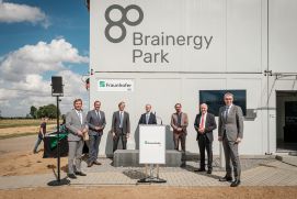 Im interkommunalen Gewerbegebiet Brainergy Park eröffneten die Leiter des Fraunhofer IEG und ihre Gäste den neuen Forschungsstandort, der sich Konzepten der Sektorkopplung für die Energiewende widmet. V.l.n.r.: Bürgermeister Axel Fuchs (Jülich), Institutsleiter Rolf Bracke (IEG), Institutsleiter Mario Ragwitz (IEG), Staatssekretär Thomas Rachel (BMBF), Ulf Hermann (Solar-Institut Jülich), Bürgermeister Hermann Heuser (Niederzier), Bürgermeister Jürgen Frantzen (Titz)