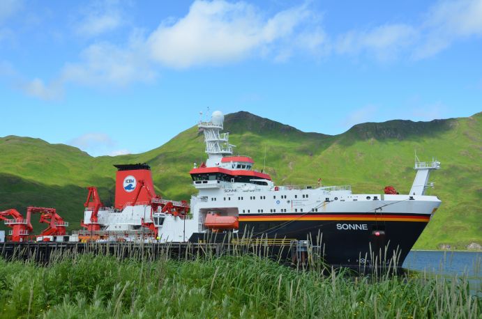 FS SONNE vor den grünen Hügeln von Dutch Harbor in Alaska