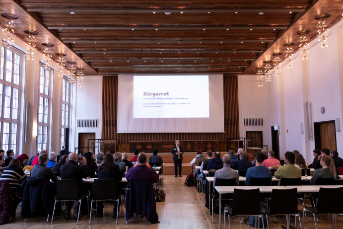 Der Bürgerrat fand im Januar und Februar 2024 an insgesamt zwei Präsenzwochenenden (auf dem Foto die Auftaktveranstaltung in Frankfurt a. M.) und drei dazwischen liegenden digitalen Sitzungen statt.