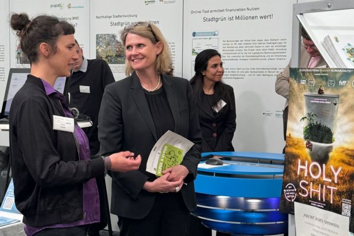 Staatssekretärin Judith Pirscher zu Besuch am BMBF-Gemeinschaftsstand auf der Woche der Umwelt, Berlin. 