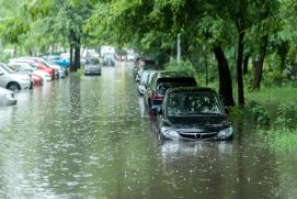 Überflutete Straßen und Autos