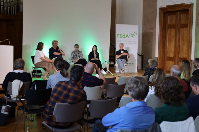 Blick auf die Diskussionsrunde. Von links: Tanja Busse, Axel Wirz, Beate Gahlmann, Nadine Kellner und Ulrich Stöcker.