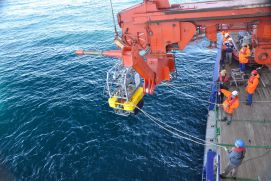 Der Tiefsee-Crawler AWI-Tramper wird für einen Test von Bord der Polarstern ausgesetzt. Das Gerät misst ein Jahr lang autonom am Meeresgrund den Sauerstoffgehalt im Sediment.