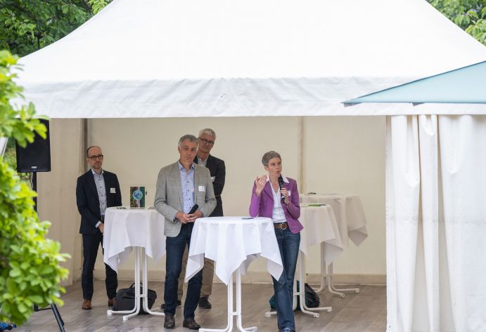 Begrüßten die Teilnehmenden des "Afterwork Insight" in Berlin (v.l.n.r.): Stefan Müller (Bundesministerium für Bildung und Forschung), Prof. Andreas Oschlies (GEOMAR, Co-Sprecher CDRmare), Prof. Dr. Gregor Rehder (Leibniz-Institut für Ostseeforschung Warnemünde, Co-Sprecher CDRmare) und Prof. Julia Pongratz (Ludwig-Maximilians-Universität München, Sprecherin CDRterra).