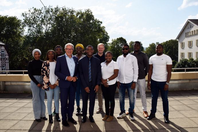 Kürzlich besuchte Dr. Erol Naomab, Vice-Chancellor der Namibia University of Science and Technology (NUST), die Hochschule Esslingen und traf sich mit Rektor Prof. Christof Wolfmaier. Aktuell beginnen acht Studierende der NUST zum Wintersemester 2024/25 am Göppinger Campus der Hochschule Esslingen im Masterstudiengang „Wasserstoffwirtschaft und Technologiemanagement“. 