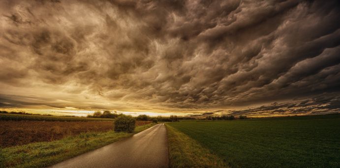 Wolken können mit hochauflösenden Klimamodellen bereits genau dargestellt werden. Diese Modelle sind aber sehr rechenintensiv und können daher nicht für lange Zeiträume genutzt werden. Ein neuer Ansatz, der in CAP7 erprobt werden soll, ist ein hybrides Klimamodell, das maschinelles Lernen (ML) in ein Klimamodell integriert.