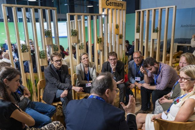 Bereits bei der COP28 richtete das BMBF im Deutschen Pavillon das Side Event "Science for Action Evening" aus. Auch in diesem Jahr wird der Austausch mit Wissenschaftlerinnen und Wissenschaftlern auf der COP29 im Fokus des Events stehen.