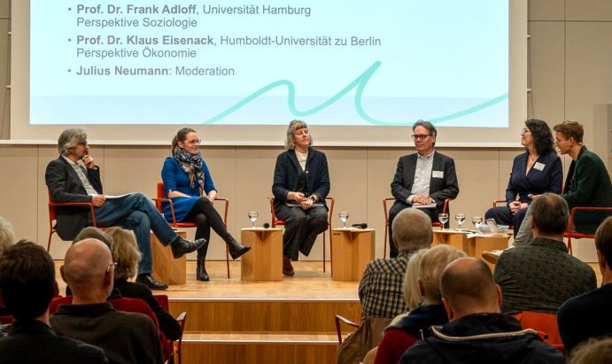 Das Podium der gesellschaftswissenschaftlichen Debatte: Prof. Dr. Frank Adloff (Universität Hamburg), Prof. Dr. Angela Schwerdtfeger (Georg-August-Universität Göttingen), Prof. Dr. Lisa Schipper (Rheinische Friedrich-Wilhelms-Universität Bonn), Prof. Dr. Klaus Eisenack (Humboldt-Universität zu Berlin), Prof. Dr. Angela Oels (Universität Augsburg) sowie Moderator Julius Neumann. 