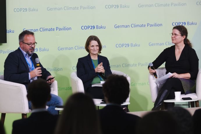 Richard Klein vom Stockholm Environment Institute und Britta Horstmann, Expertin in der deutschen Delegation (Mitte), berichteten über den aktuellen Stand zum Thema "Anpassung" aus wissenschaftlicher und politischer Sicht.