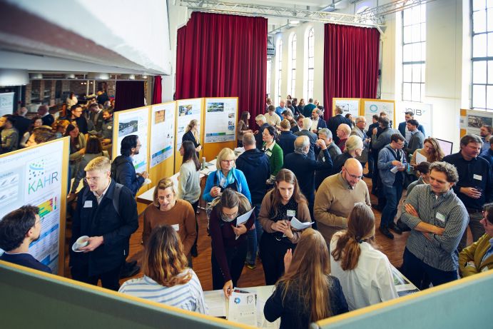 Reger Austausch während der Postersession – die KAHR-Synthesekonferenz bot vor allem auch Vernetzungsmöglichkeiten mit weiteren BMBF-geförderten Projekten, die zum Thema Klimaresilienz und Hochwasser forschen.