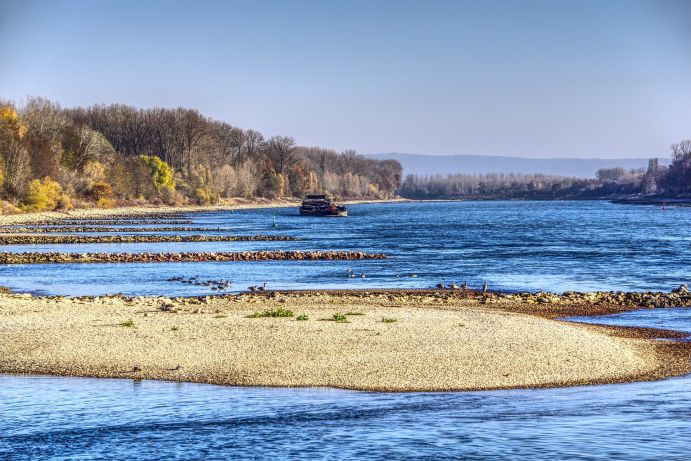 Die Folgen des Klimawandels werden auch in Europa immer sichtbarer – wie etwa durch lange Trockenpha-sen häufiger auftretendes Niedrigwasser in Flüssen.