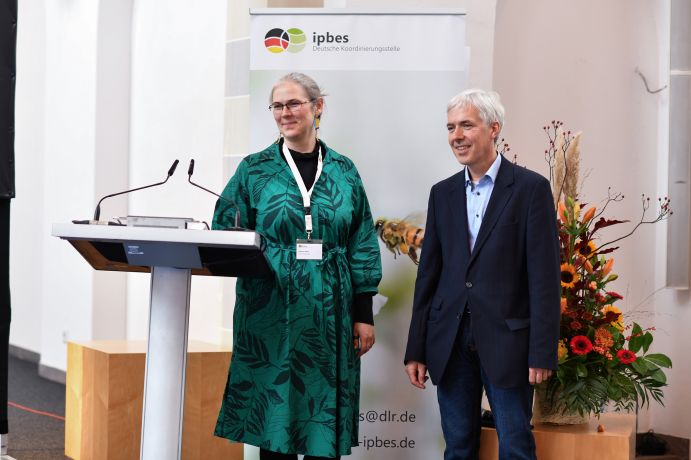 Dr. Kristina Raab, Leitautorin von Kapitel 5 und Prof. Dr. Tobias Plieninger, Leitautor von Kapitel 4 des IPBES-Assessments „Transformative Change“ referieren gemeinsam auf dem 11. Nationalen IPBES-Forum.