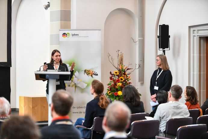 Die Leitautorinnen des Nexus-Assessments Jun.-Prof. Dr. Lisa Biber-Freudenberger und Dr. Stephanie Thomas referierten gemeinsam auf dem 11. Nationalen IPBES-Forum.