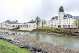 Bei der Hochwasser-Katastrophe 2021 wurden insbesondere Gebiete in Rheinland-Pfalz und Nordrhein-Westfalen von Extremniederschlägen getroffen – mit gravierenden Schäden für die ganze Region. Der Neu- und Wiederaufbau ist noch lange nicht abgeschlossen.